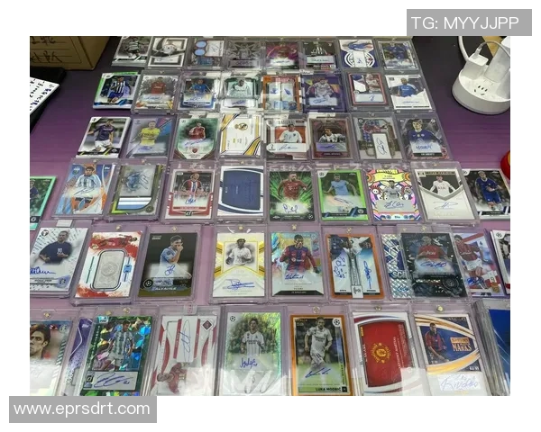 足球球星卡开包大惊喜 抽到C罗卡片引发热烈讨论